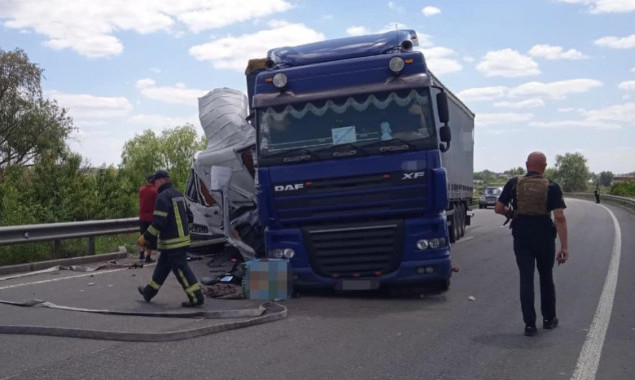 Під Києвом на об’їзній дорозі ускладнений рух через ДТП за участю вантажівки