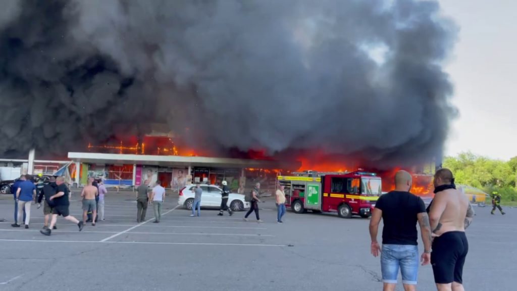 rosijani vluchili raketami u torgovij centr amstor u kremenchuci ye zagibli ta poraneni 6305ebc