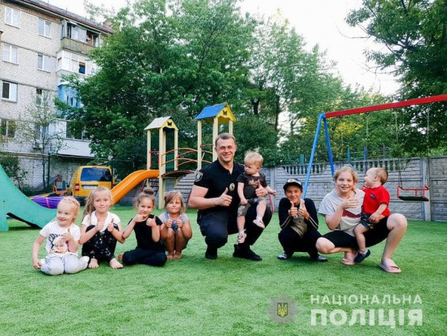 Столичний поліцейський облаштував дитячий ігровий майданчик сучасним покриттям