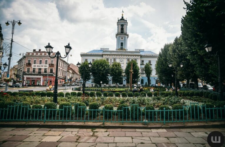 У центрі Чернівців запровадили пішохідну зону на святкові та вихідні дні в режимі експерименту