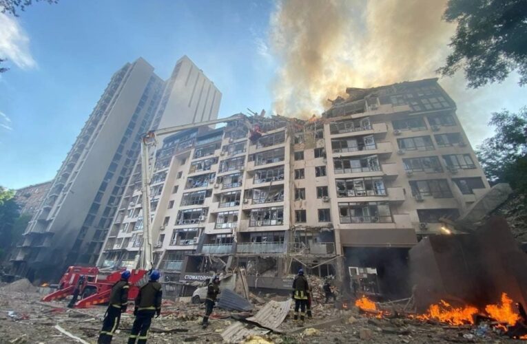 У Києві ракета влучила у багатоповерхівку: під завалами є люди