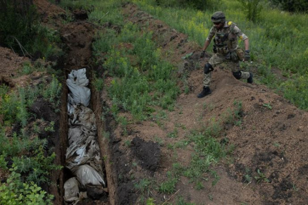 У Лисичанську знайшли братську могилу із сотнями загиблих