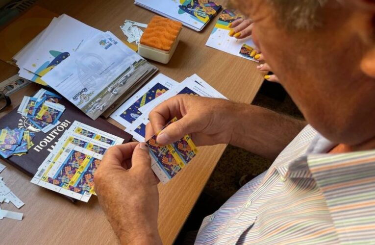 В Чернівцях погасили нову поштову марку, присвячену літаку «Мрія». Її можна купити й онлайн