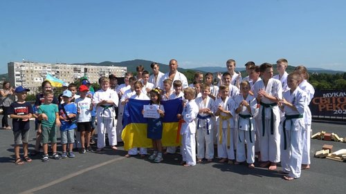 47-річний мешканець Мукачева встановив світовий рекорд з розбивання дощок