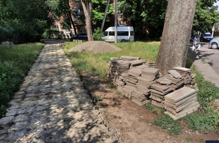 Будуть лавиці та доріжки: у Чернівцях відновлюють сквер на розі вулиць Федьковича та Щербанюка