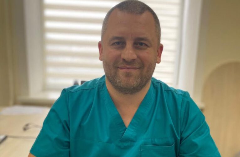 Колишнього гендиректора обласної лікарні взяли під варту: його підозрюють у привласненні карет швидкої