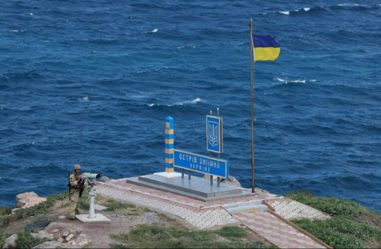 Майорить синьо-жовтий прапор: острів Зміїний повернули під юрисдикцію України