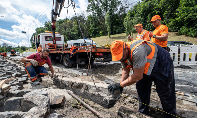 На Подільському узвозі відновлюють покриття з бруківки (фото)