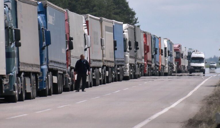 На виїзді з України до Румунії та Польщі утворилися черги з вантажівок – Держмитслужба