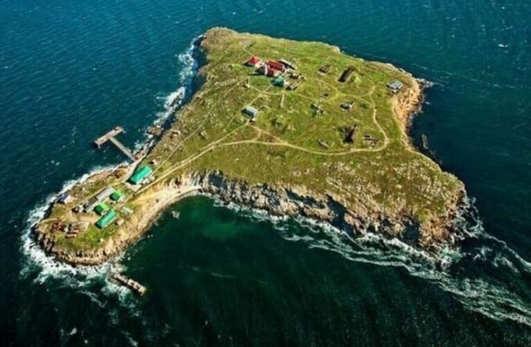 Росіяни вдарили ракетами по Одещині та Зміїному і роздають повістки на Луганщині: головне за ніч