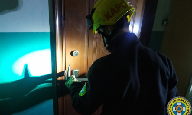 Столичні рятувальники відчинили двері квартири, в якій була заблокована трирічна дитина