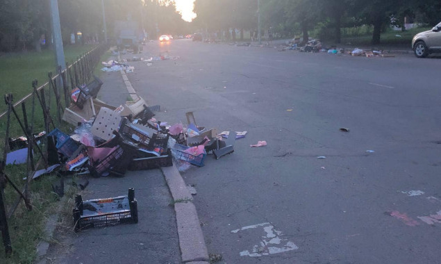 У Києві сміття біля ринків та ярмарків захаращує зливостоки на дорогах і провокує підтоплення, – “Київавтодор”