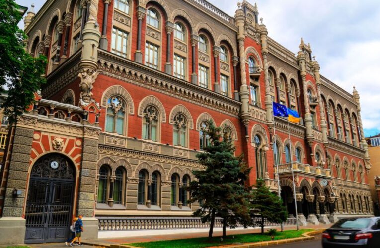 У Нацбанку пояснили, як зміняться ціни після послаблення офіційного курсу гривні