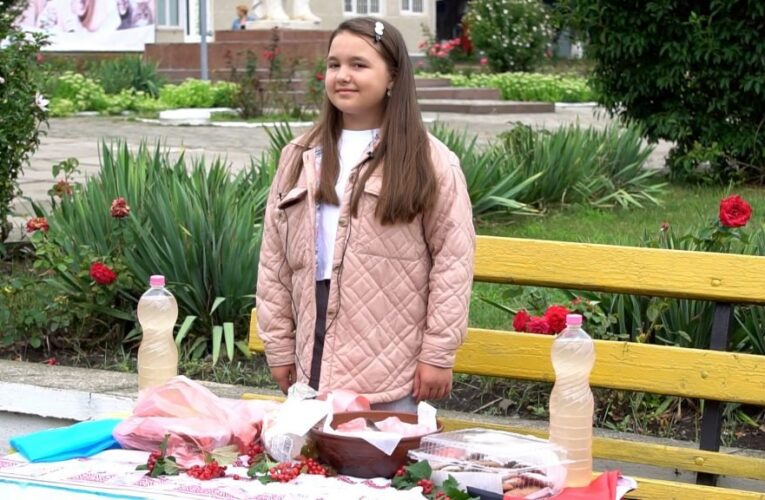 10-річна буковинка продає власну випічку та збирає гроші для ЗСУ. Її дідусь зник на війні