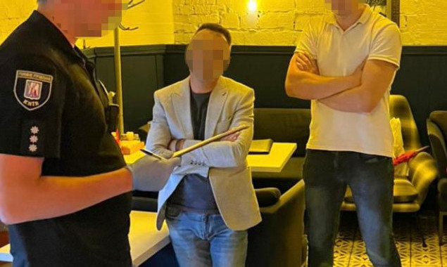“Білий квиток” за 3 тисячі доларів: у Києві викрили чергову схему переправлення чоловіків за кордон