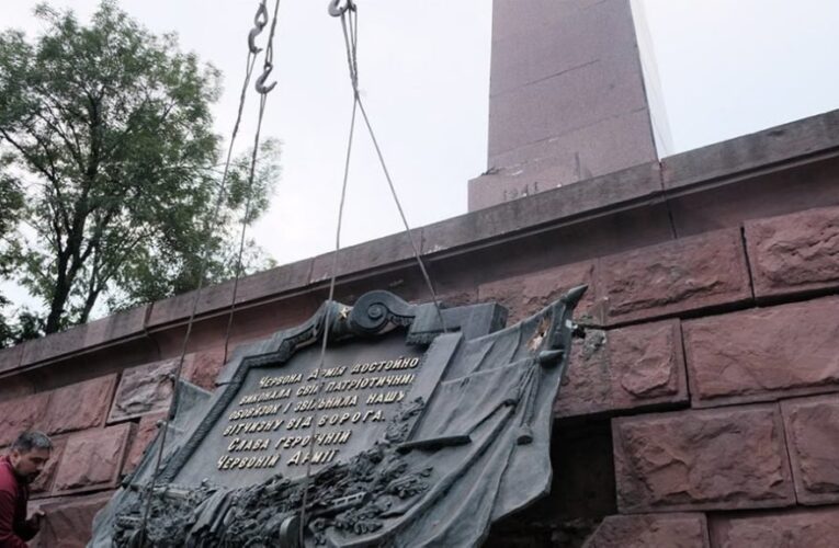 Із Соборної площі демонтують радянський постамент та обеліск – Клічук