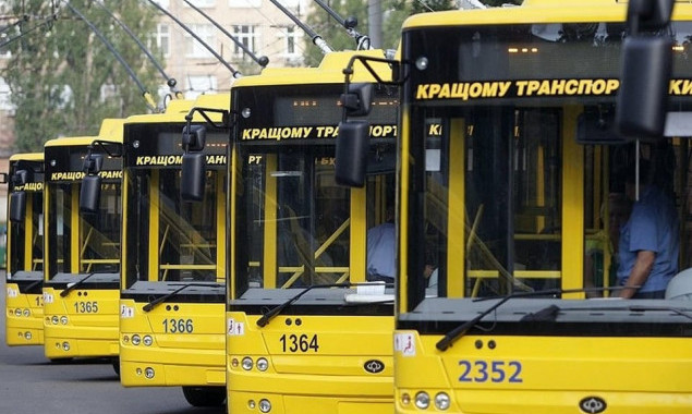 Кияни просять столичну владу скасувати рішення про зупинку транспорту під час повітряних тривог