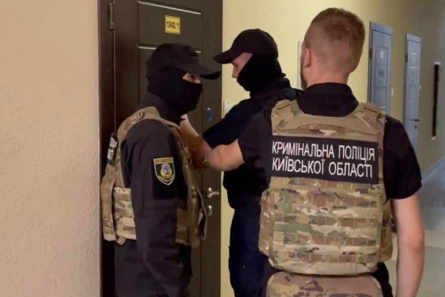 На Київщині шахраї виманювали гроші з платіжних карток громадян під виглядом “допомоги” (відео)