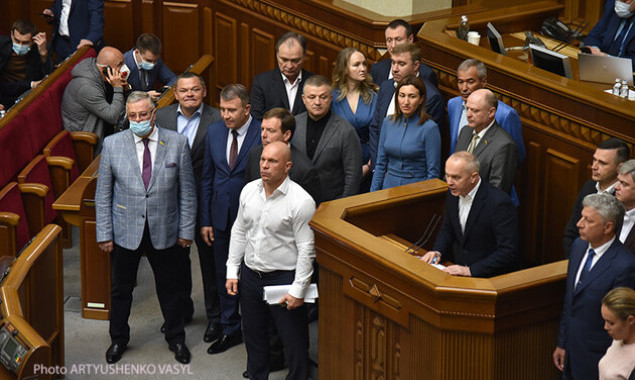 Раді пропонують позбавити мандатів 42 нардепів, що раніше входили до фракції “ОПЗЖ”