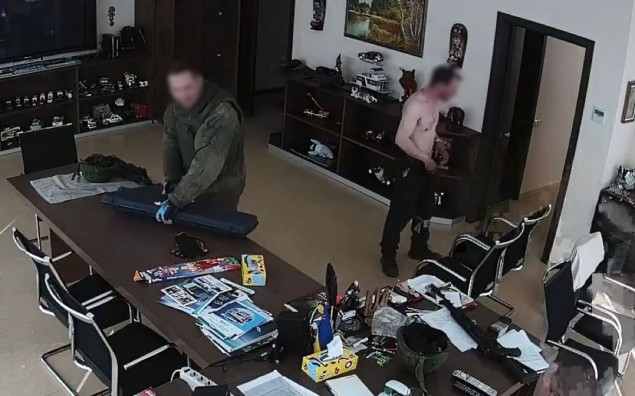 Старшому лейтенанту рф, який стріляв у спину цивільним на Бучанщині, повідомили про підозру