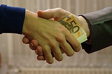 ПОСАДОВЦЯ ПІДОЗРЮЮТЬ У ВИМАГАННІ ХАБАРІВ 11 220px 10 hands shaking with euro bank notes inside handshake royalty free without copyright public domain photo image 01