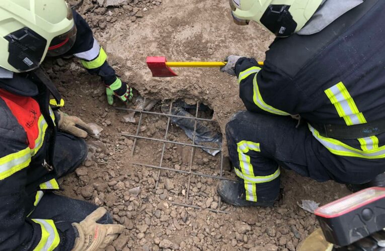 У Хусті на чоловіка під час будівельних робіт впало залізобетонне перекриття