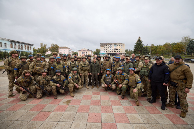 Володимир Зеленський прибув до звільненого від рашистських загарбників Ізюма (фото)