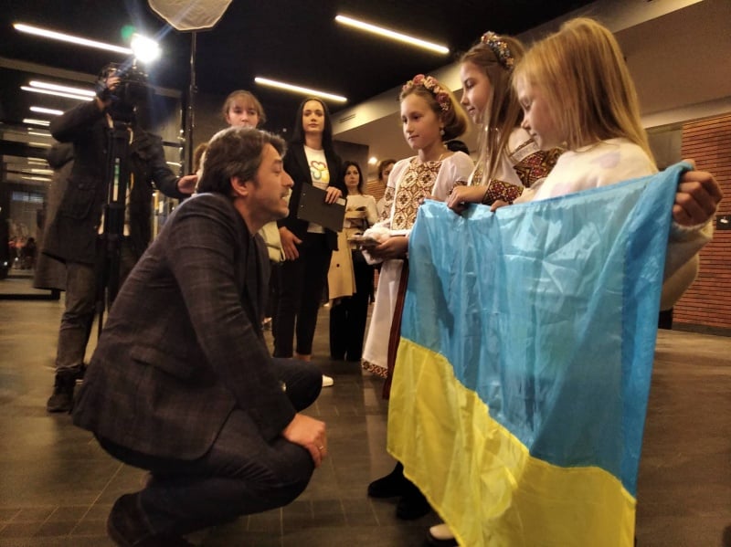 Буковинські школярі зібрали та передали 45 тисяч гривень Сергію Притулі для ЗСУ 11 bukovinski shkoljari zibrali ta peredali 45 tisjach griven sergiju prituli dlja zsu 2ea2bf0