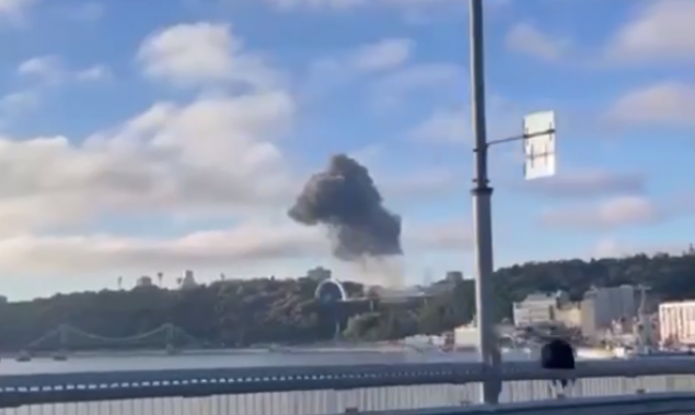 Центральні вулиці Києва перекрито, працюють рятувальні служби