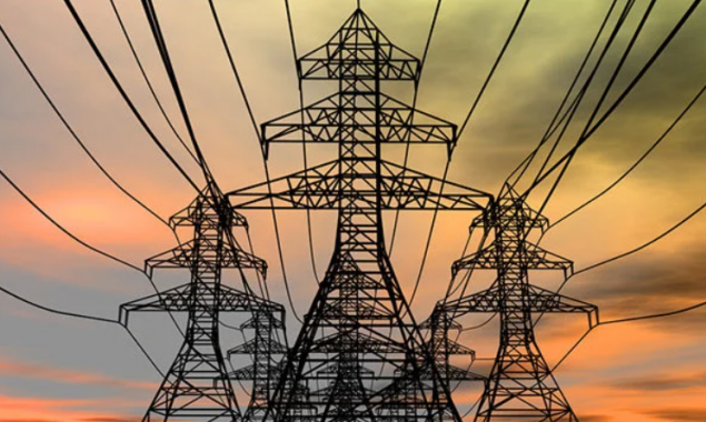 Через ракетний обстріл частина Києва знеструмлена