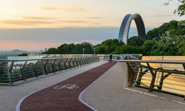 Камера зафіксувала вранішній приліт ракети в міст Кличка в Києві (відео)