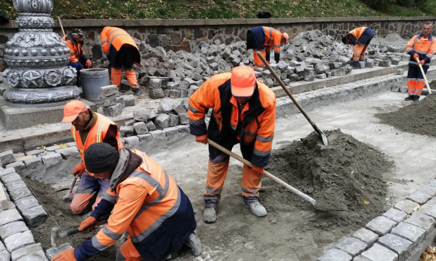 На Грушевського у Києві відремонтовано 1,3 тисячі кв. м гранітної бруківки