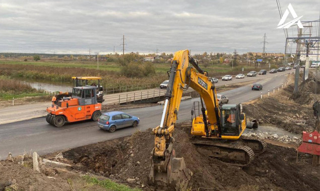 На трасі М-07 на Київщині збудували тимчасову переправу