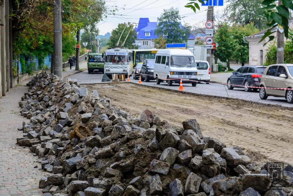 na vulici gagarina v chernivcjah mostjat novu brukivku shho robitimut zi staroju c71110f