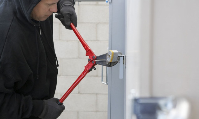 Рятувальники у столиці зрізатимуть замки із закритих під час тривог укриттів