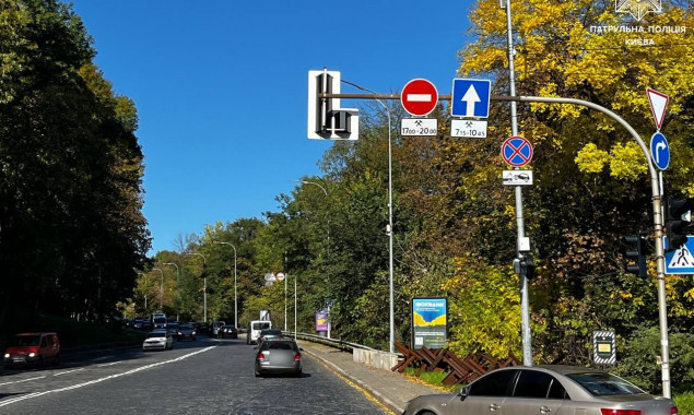 У центрі Києва на кількох дорогах відновили рух транспорту в реверсивному режимі (фото)