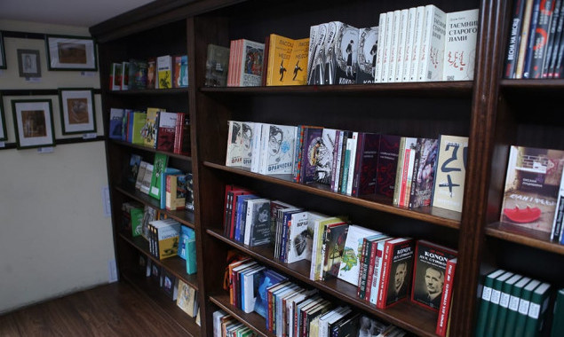 У Києві закликають придбати книги, щоб передати їх нашим захисникам