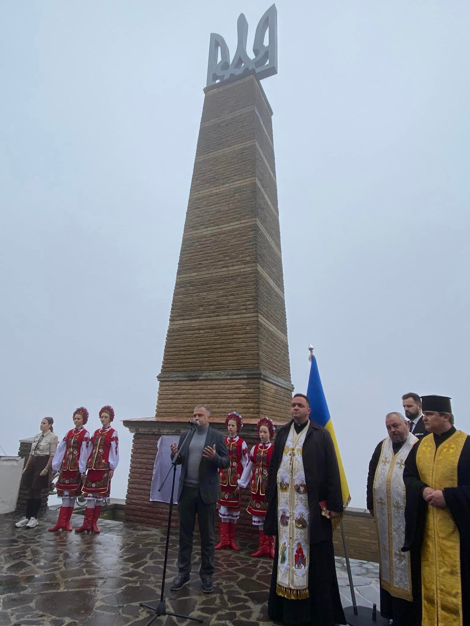 u mukachivskomu zamku zamist turula vstanovili gerb ukrayini c474c61