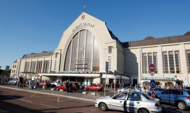 Ударною хвилею від ракетного удару в районі “101-Тауер” в Києві пошкодило ЖД Вокзал