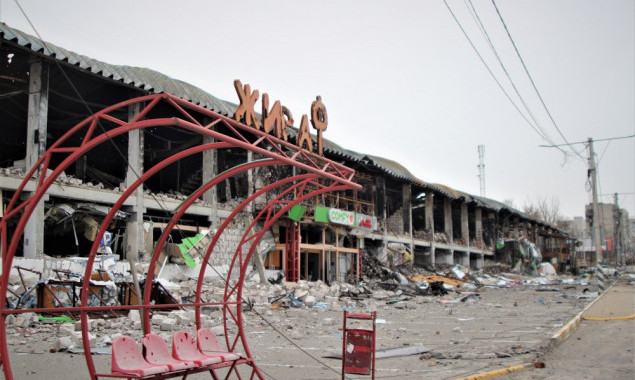 В Ірпені почали демонтаж даху зруйнованого ТРЦ &ldquo;Жираф&rdquo;