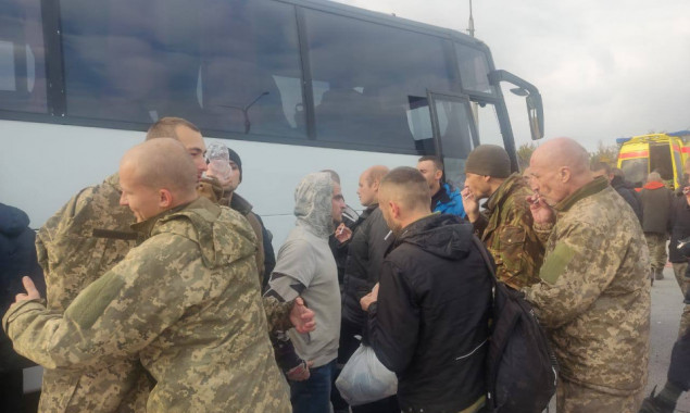 Відбувся черговий обмін полоненими, додому повернулись 52 захисники (відео)