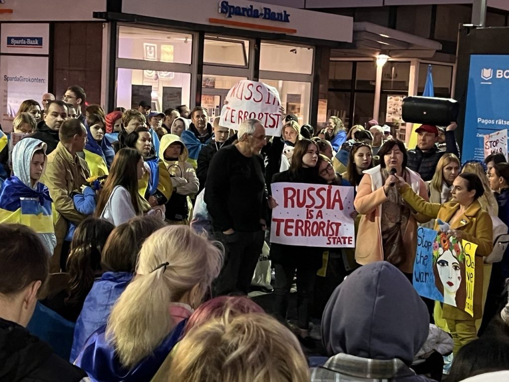 Визнати державою-терористом: після масованих обстрілів росією України мітингували в усьому світі 11 viznati derzhavoju teroristom pislja masovanih obstriliv rosiyeju ukrayini mitinguvali v usomu sviti 206769d