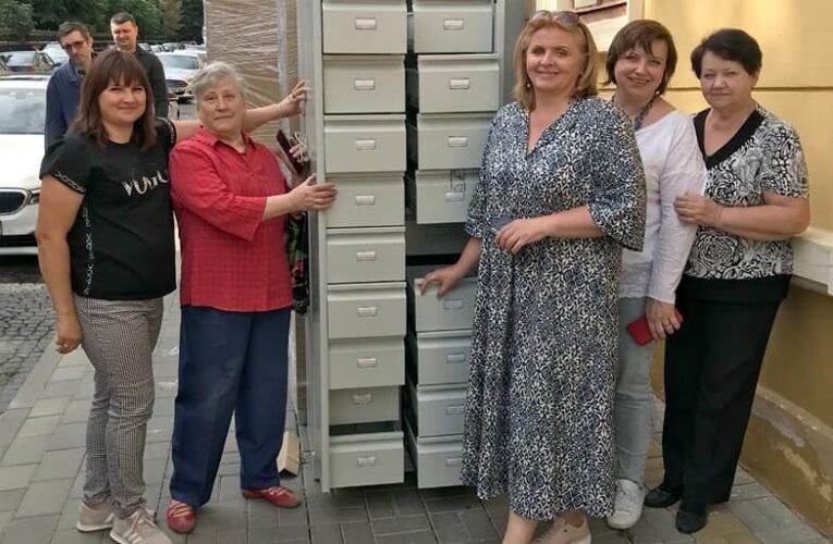 Захистити унікальні експонати: Чернівецькому краєзнавчому музею передали спеціальне обладнання