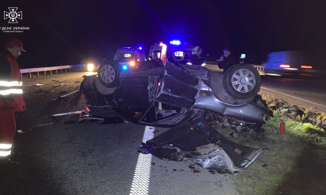 На Київщині рятувальники деблокували водія з автівки, яка зіткнулась з бензовозом