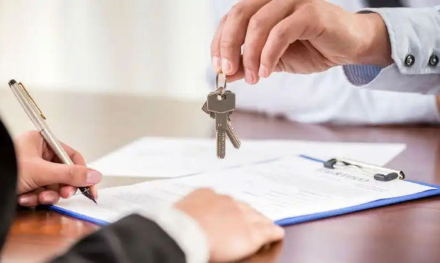 У Києві викрили подружжя шахраїв при спробі продати чужу квартиру по вулиці Толстого