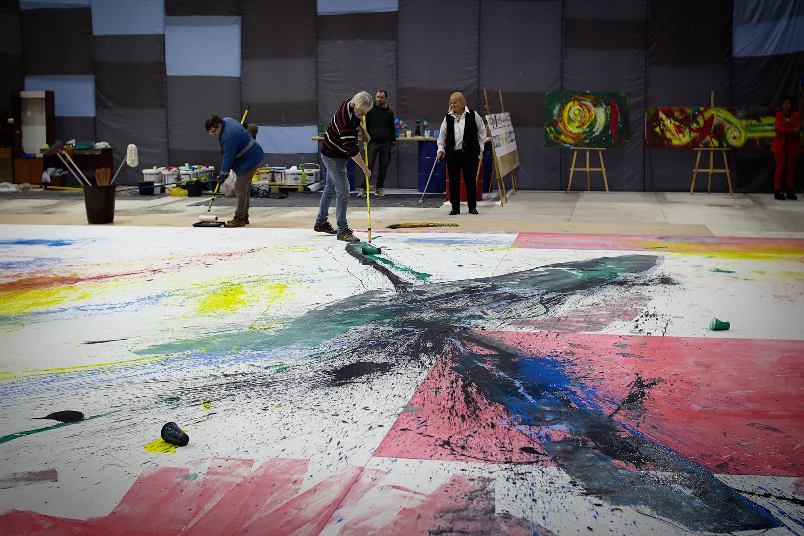 u lucku stvorjujut najbilshu kartinu v sviti 4407d98