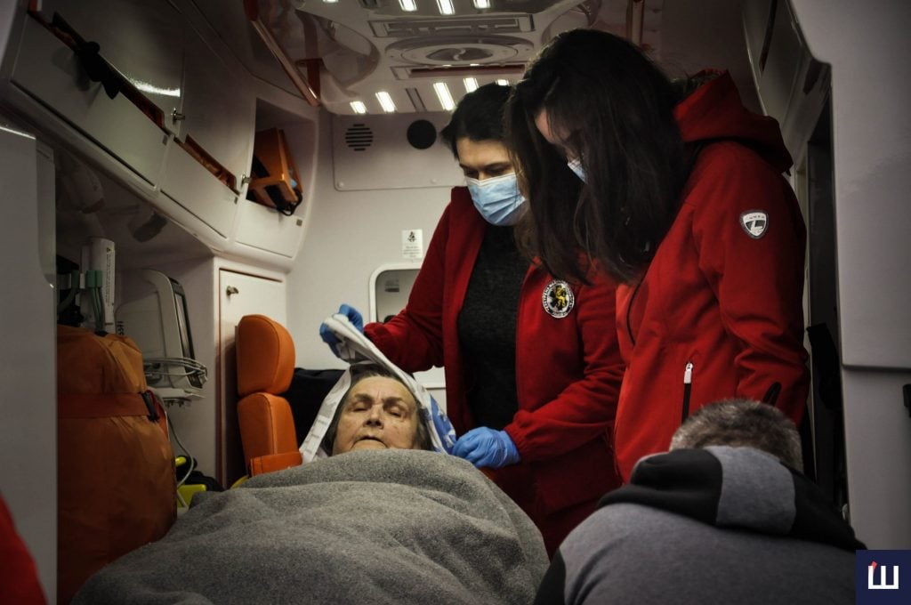 u neyi bilshe nichogo nemaye jak volonteri vivozjat litnih ljudej iz deokupovanih teritorij u chehiju 9ee423b