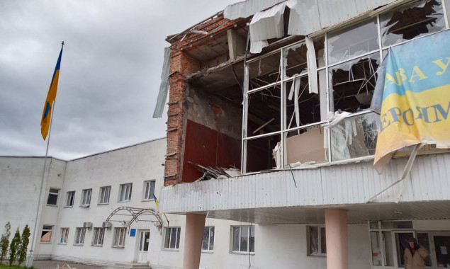 У понівеченому війною Макарівському будинку культури замінять вікна