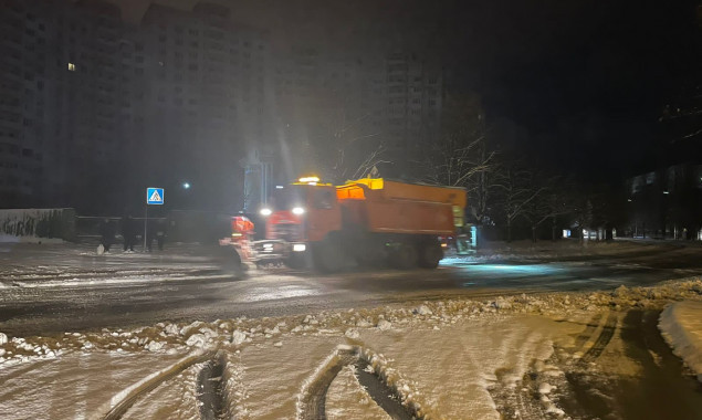 unochi ta vranci dorogi j trotuari stolici rozchishhali vid snigu 288 odinic tehniki i 450 komunalnikiv 136ee3c