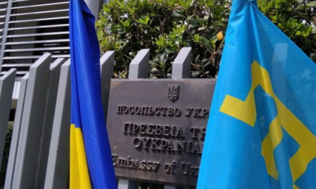 Черговий “подарунок”: українське посольство в Греції отримало закривавлений пакунок